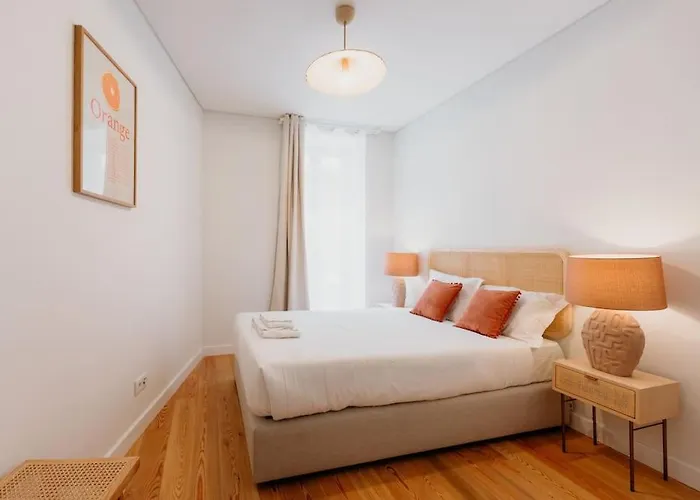Lisbon Orange House - Modern Two-Bedroom Apartment Rc D