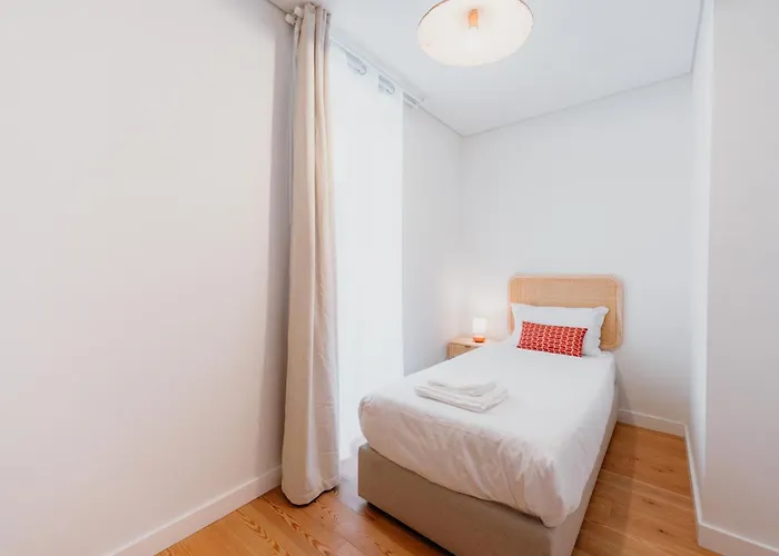 Lisbon Orange House - Modern Two-Bedroom Apartment Rc D